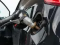 Ugello di rifornimento GPL inserito nel serbatoio di un'auto a benzina e GPL.
