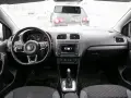 Interno di una Volkswagen Polo, con volante, cruscotto e cambio. Il display mostra il parcheggio assistito, utile per chi cerca il codice colore auto Volkswagen Polo.