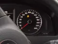 Cruscotto auto con spia ESP accesa, indicando un problema con il controllo di stabilità.