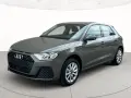 Audi A1 in un elegante color titanio, con linee moderne e cerchi in lega argentati.