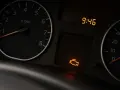 Cruscotto auto con spia centralina accesa, indicando un problema al motore. L'ora è 9:46.