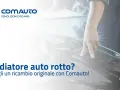 Meccanico controlla motore auto, suggerendo ricambi originali Comauto per risolvere problemi di perdita liquido refrigerante.
