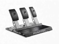 Pedaliera Fanatec con tre pedali, tra cui la frizione, per un'esperienza di guida simulata realistica.