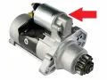 Il motorino d'avviamento con il suo solenoide, cos'è e come funziona. La freccia rossa indica il solenoide.