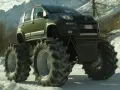 Un'auto verde con enormi gomme da trattore su un terreno innevato. Sembra che si possa montare gomme da 17 su cerchi da 16 per un look così estremo.