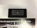 Eprom centralina M27C256B, un componente essenziale per il funzionamento di molti sistemi elettronici, qui in un contenitore protettivo.