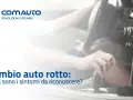 Mano che muove la leva del cambio, un componente essenziale della trasmissione, per riconoscere i sintomi di un cambio auto rotto.