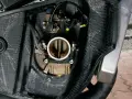 Dettaglio del corpo farfallato di una moto, parte essenziale per la corretta miscela grassa del motore.