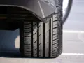 Gomme auto con battistrada ben visibile, misura 185 55 r15. La pressione corretta è fondamentale per la sicurezza.