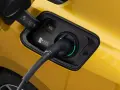 Ricarica di un'auto elettrica, il cui **mhev significato** è "Mild Hybrid Electric Vehicle", un passo verso la mobilità sostenibile.