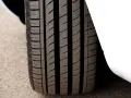 Battistrada di un'auto con un buon spessore minimo, pronto per affrontare ogni strada.