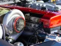 Motore con turbocompressore cromato e coperchio valvole rosso lucido. La differenza tra motore aspirato e turbo è evidente in questa immagine.