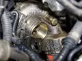 Dettaglio di un turbocompressore Garrett. Il convertitore pressione turbocompressore a cosa serve? Regola la pressione per ottimizzare le prestazioni.