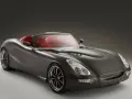 Auto sportiva decappottabile color antracite con interni rossi. Immagina la potenza: 250 Nm di coppia sono tanti, pronti a scatenarsi.