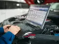 Tecnico esegue il reset centralina auto con laptop. Il logo RM Servizio Rimappatura Milano è visibile.