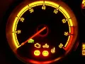 Cruscotto Opel Corsa con spie accese: olio, batteria, motore e sterzo. L'ago del contagiri è fermo.