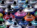 Bombolette spray colorate, pronte per verniciare con bomboletta spray su ferro. Diverse tonalità e segni d'uso.