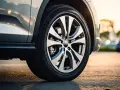 Ruota di un'auto con cerchio in lega sportivo. Il pneumatico, con il suo run flat significato, garantisce sicurezza anche in caso di foratura.