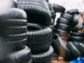 Pile di gomme M+S senza fiocco di neve, pronte per affrontare ogni condizione stradale.
