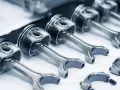 Coppia motore: pistoni e bielle in primo piano, pronti per un assemblaggio di precisione.
