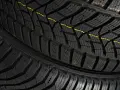 Gomme invernali con battistrada profondo e linea gialla, pronte per affrontare anche 20 gradi di caldo inaspettato.