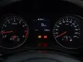 Cruscotto auto con tachimetro, contagiri e spia freno a mano accesa.