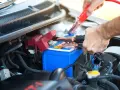 Collegamento cavi batteria auto, forse per risolvere i sintomi di una batteria in corto.