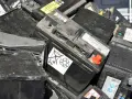 Pile di batterie per auto usate, pronte per il corretto smaltimento. Dove smaltire batteria auto? In centri di raccolta specializzati.