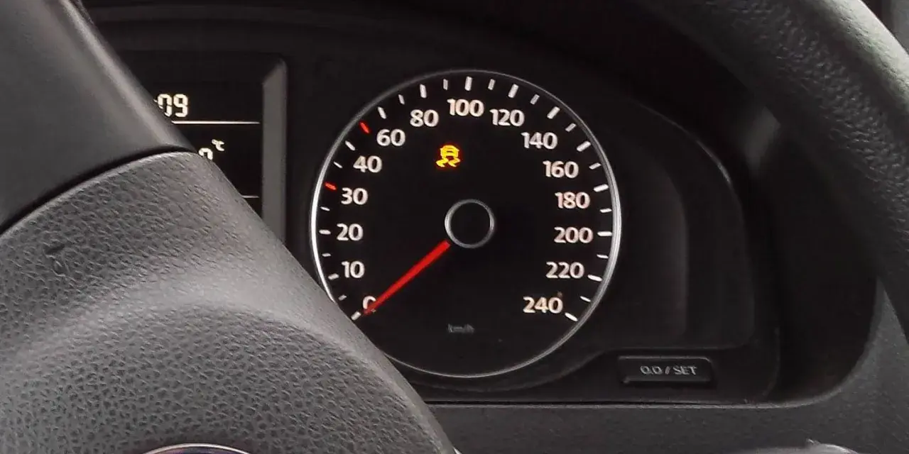 Cruscotto auto con spia ESP accesa, indicando un problema con il controllo di stabilità.
