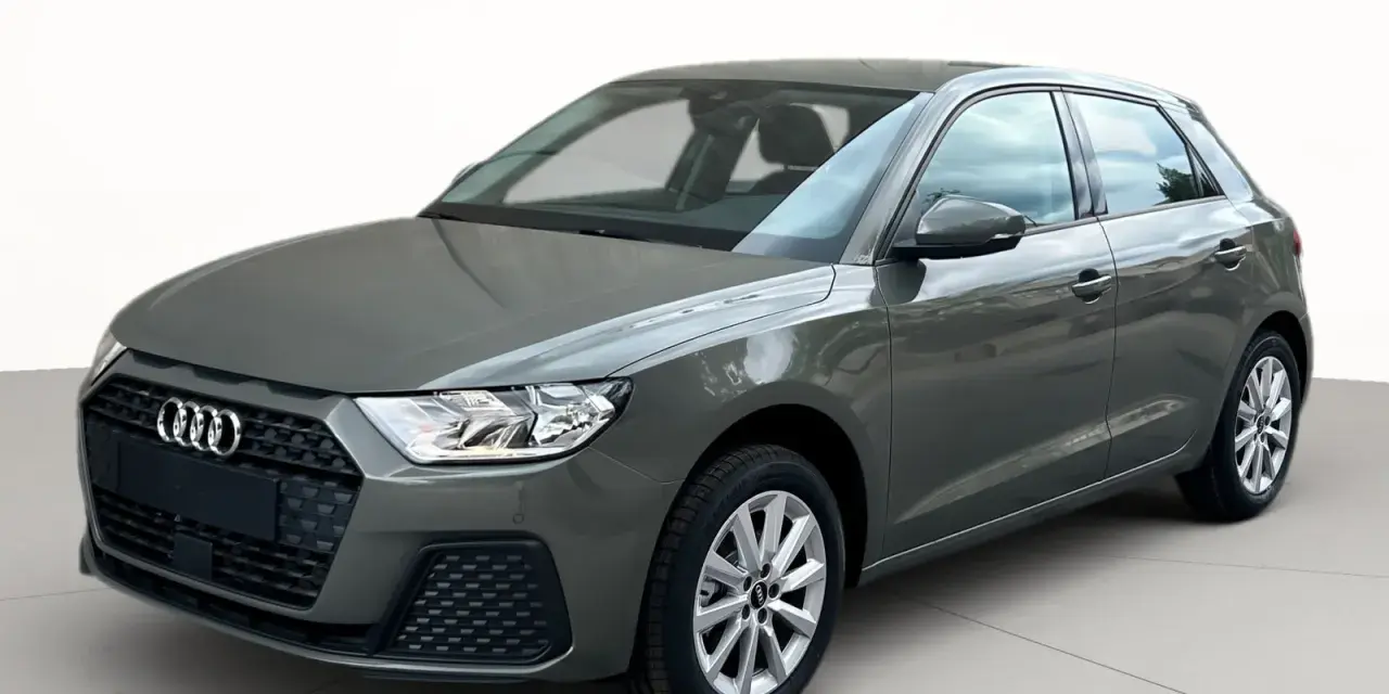 Audi A1 in un elegante color titanio, con linee moderne e cerchi in lega argentati.