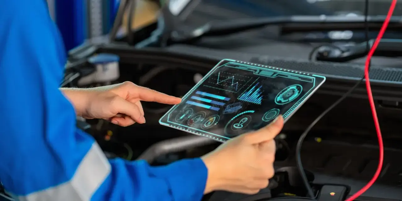 Meccanico con tablet futuristico analizza dati per il cambio centralina auto.