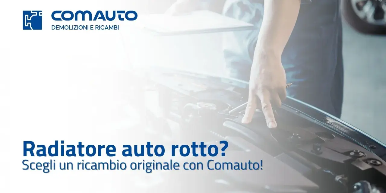 Meccanico controlla motore auto, suggerendo ricambi originali Comauto per risolvere problemi di perdita liquido refrigerante.