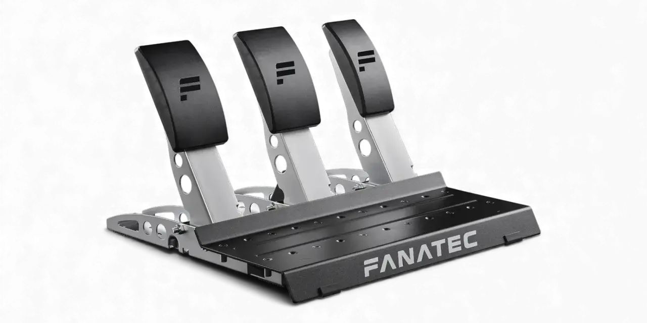 Pedaliera Fanatec con tre pedali, tra cui la frizione, per un'esperienza di guida simulata realistica.