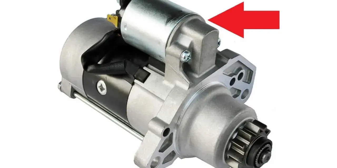 Il motorino d'avviamento con il suo solenoide, cos'è e come funziona. La freccia rossa indica il solenoide.