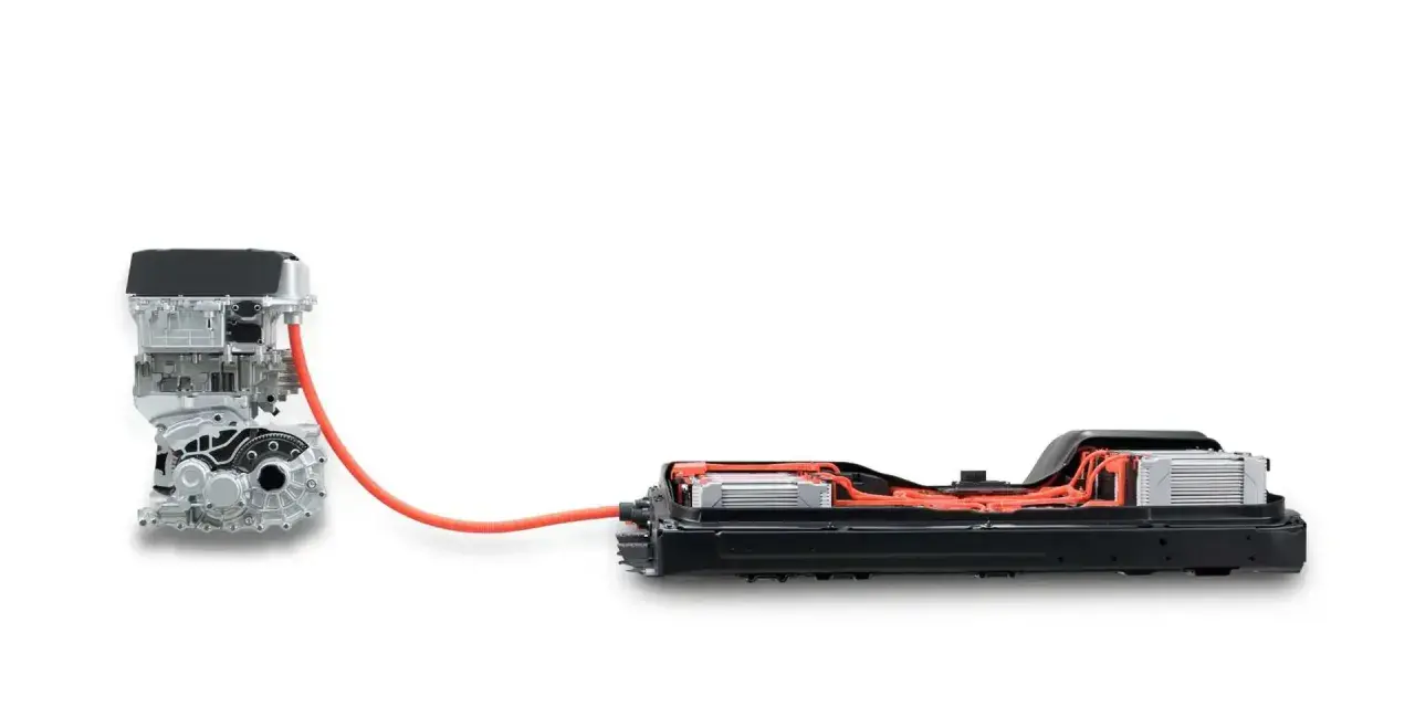 Componenti di un'auto elettrica: motore e pacco batterie. I cavalli e i kW sul libretto definiscono la potenza.