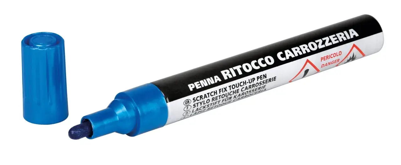 Pennarello per carrozzeria auto funziona per ritoccare graffi. Il tappo blu è accanto.