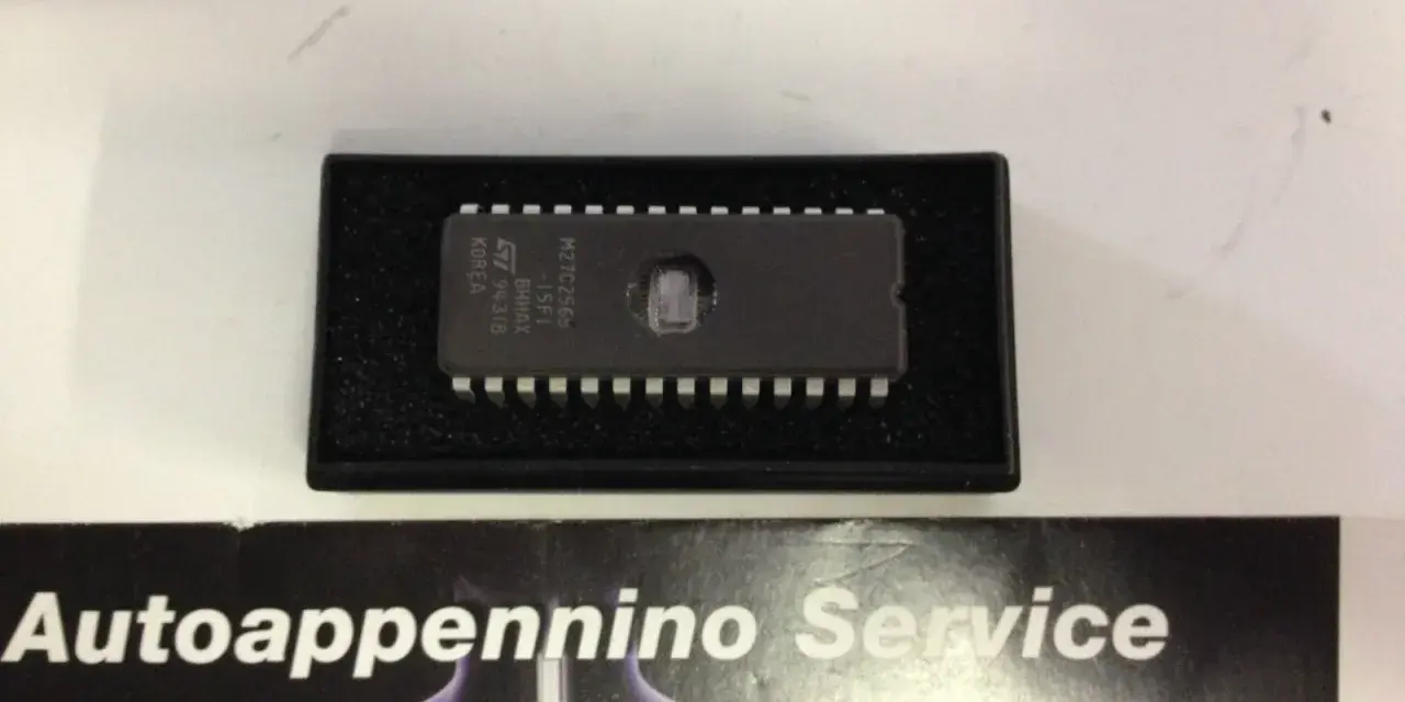 Eprom centralina M27C256B, un componente essenziale per il funzionamento di molti sistemi elettronici, qui in un contenitore protettivo.