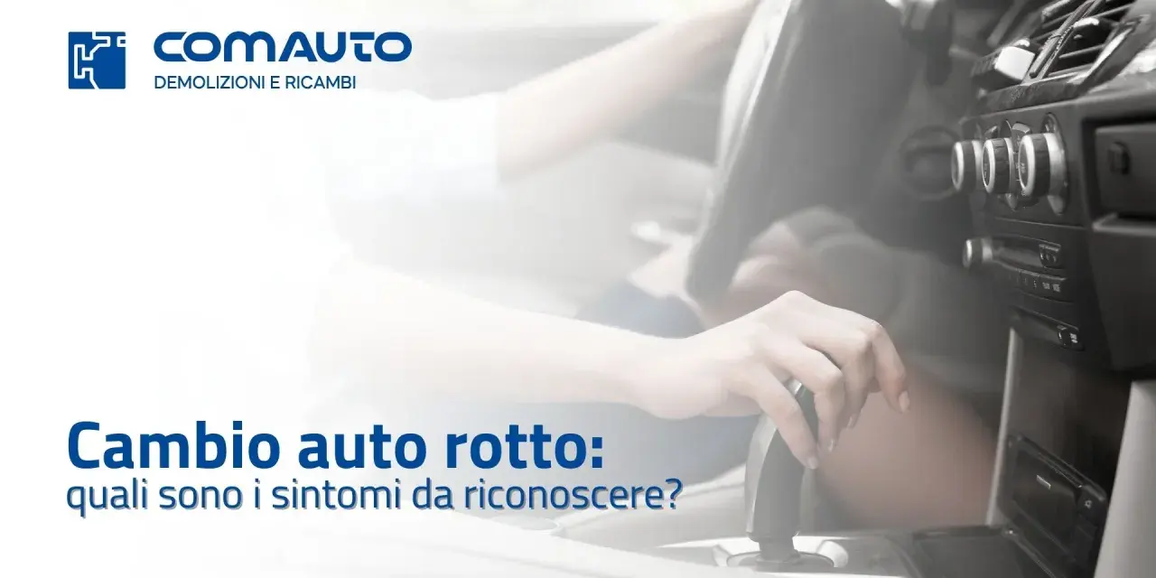 Mano che muove la leva del cambio, un componente essenziale della trasmissione, per riconoscere i sintomi di un cambio auto rotto.