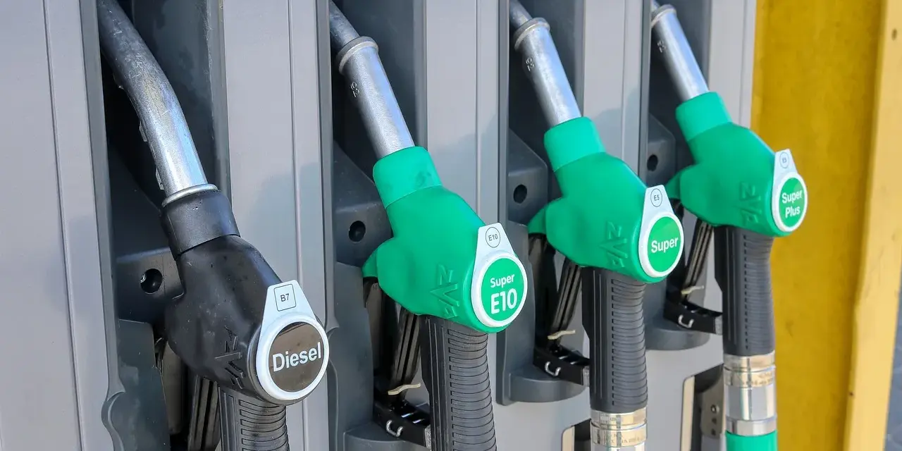 Pompe di gas e benzina: una nera per il Diesel, tre verdi per Super E10, Super e Super Plus.
