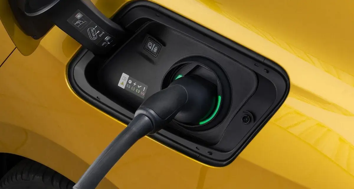 Ricarica di un'auto elettrica, il cui **mhev significato** è "Mild Hybrid Electric Vehicle", un passo verso la mobilità sostenibile.