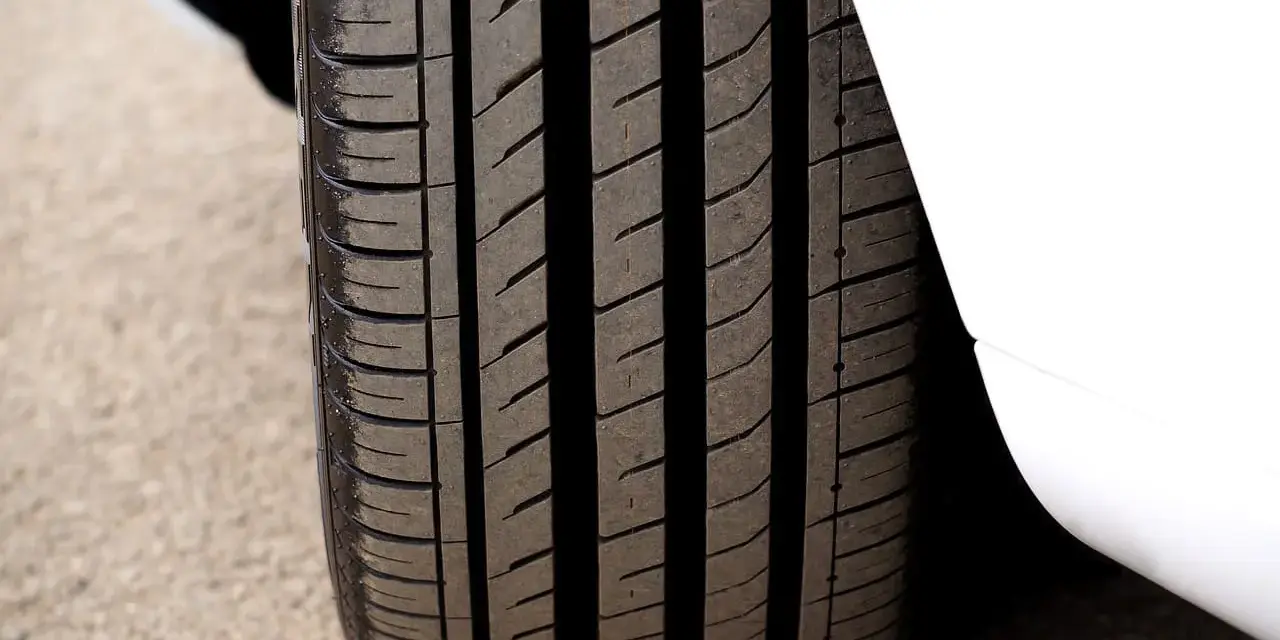 Battistrada di un'auto con un buon spessore minimo, pronto per affrontare ogni strada.