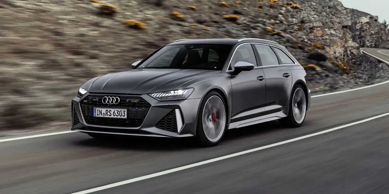 Audi RS6 grigia su strada tortuosa. Il codice colore Audi dove si trova? Sulla targhetta nel vano motore o sul libretto.