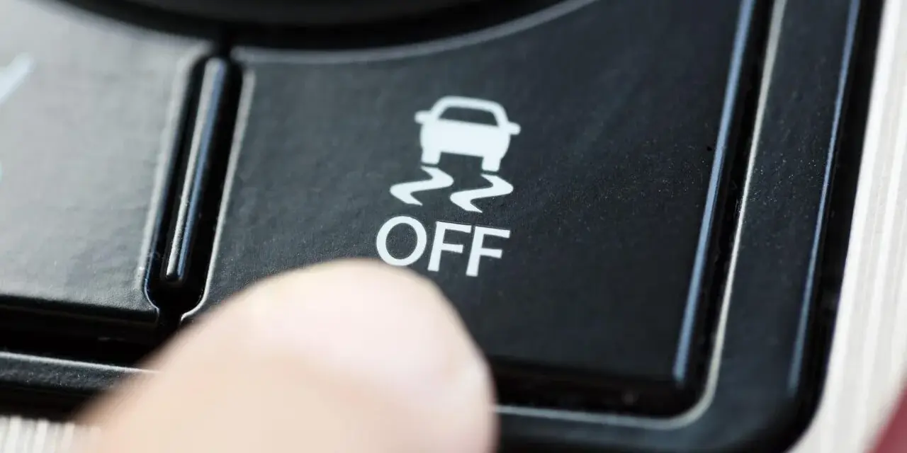 Dito, un dito preme il pulsante "OFF" del sistema di controllo stabilità della macchina, disattivandolo.