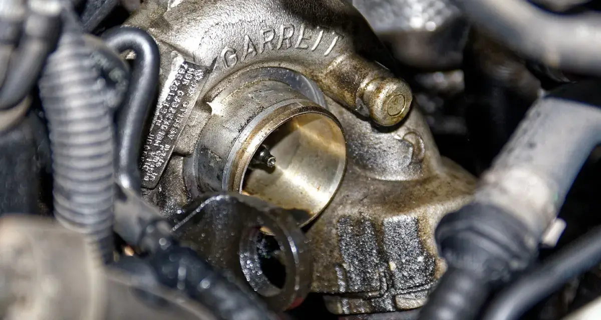 Dettaglio di un turbocompressore Garrett. Il convertitore pressione turbocompressore a cosa serve? Regola la pressione per ottimizzare le prestazioni.