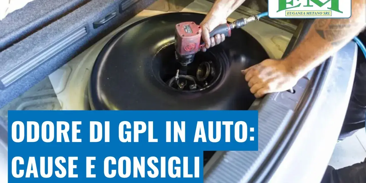 Meccanico lavora sul serbatoio GPL dell'auto. Se senti odore di GPL, potrebbe esserci un problema.