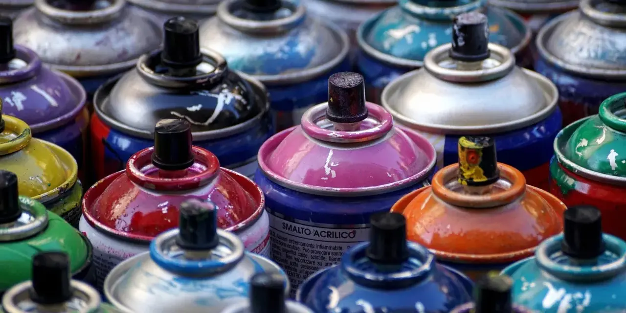 Bombolette spray colorate, pronte per verniciare con bomboletta spray su ferro. Diverse tonalità e segni d'uso.