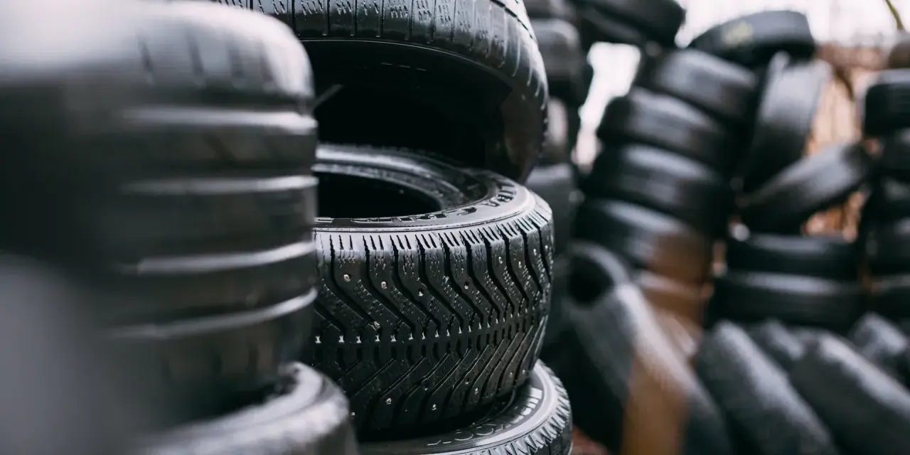 Pile di gomme M+S senza fiocco di neve, pronte per affrontare ogni condizione stradale.