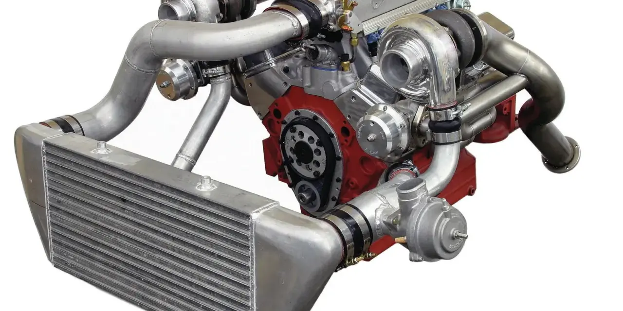 Motore V8 con doppio turbo e intercooler. L'intercooler a cosa serve? Raffredda l'aria compressa dai turbo per aumentare la potenza.
