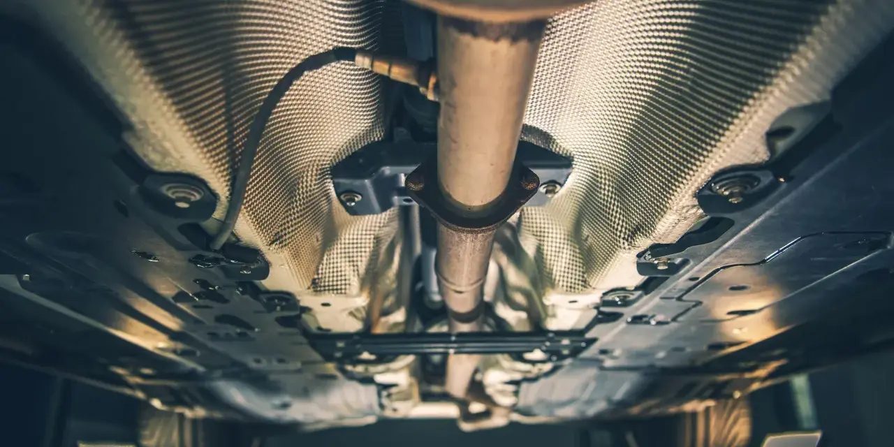 Sottoscocca di un'auto diesel con sistema di scarico e isolamento termico. Si percepisce la potenza dei vuoti in accelerazione.
