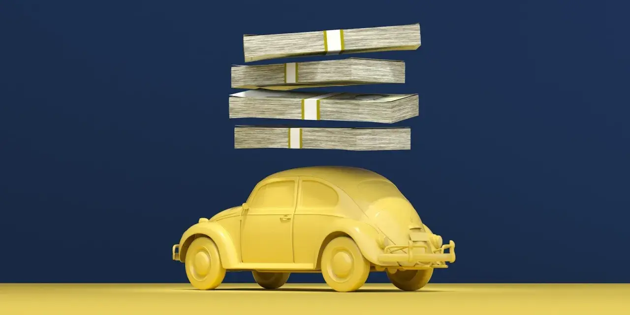 Un'auto gialla sotto quattro pile di banconote. Forse questi sono i veri "cavalli" di una macchina, il denaro necessario per acquistarla.